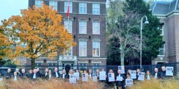 Amsterdam Barosu avukatlarından konsolosluğun önünde protesto: Meslektaşlarımızı derhal serbest bırakın