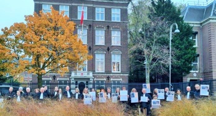 Amsterdam Barosu avukatlarından konsolosluğun önünde protesto: Meslektaşlarımızı derhal serbest bırakın