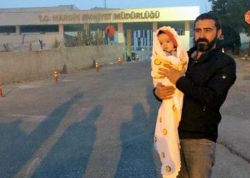 4 aylık bebeği annesinden ayırdılar: Bebek süt için emniyetin önünde bekletiliyor