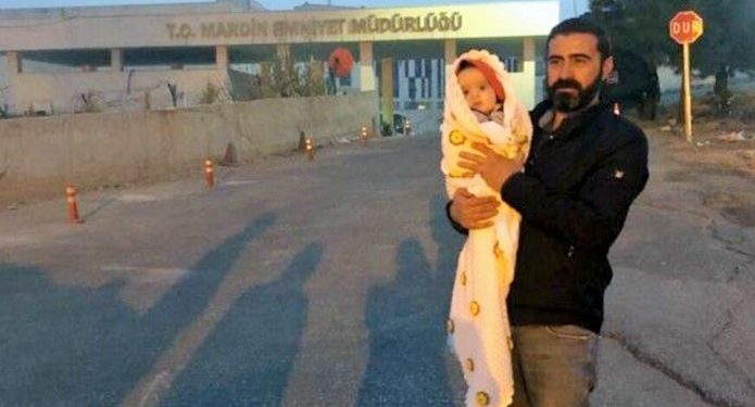 4 aylık bebeği annesinden ayırdılar: Bebek süt için emniyetin önünde bekletiliyor