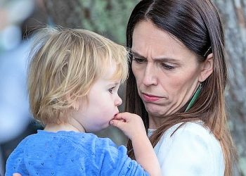 Yeni Zelanda Başbakanı’nın ‘ulusa sesleniş’ konuşmasını üç yaşındaki kızı böldü