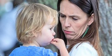 Yeni Zelanda Başbakanı’nın ‘ulusa sesleniş’ konuşmasını üç yaşındaki kızı böldü