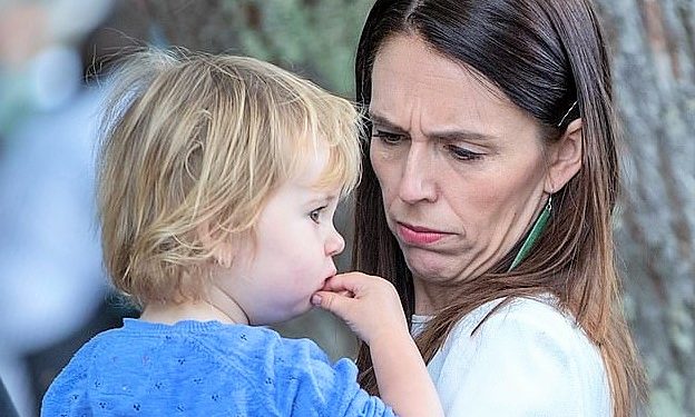 Yeni Zelanda Başbakanı’nın ‘ulusa sesleniş’ konuşmasını üç yaşındaki kızı böldü