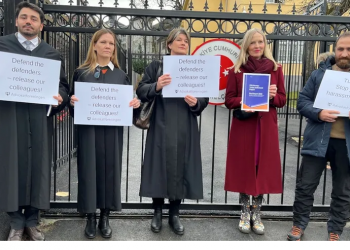 Elçilik tutuklu avukatların olduğunu inkar etti: Norveçli avukatlar Türkiye’nin Oslo  Büyükelçiliği önünde eylem yaptı