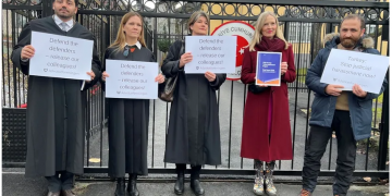 Elçilik tutuklu avukatların olduğunu inkar etti: Norveçli avukatlar Türkiye’nin Oslo  Büyükelçiliği önünde eylem yaptı