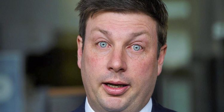 Korkunç bir hata yaptım, seçmenden özür dilerim: Alkollü araç kullanan Victoria Milletvekili siyaseti bıraktı