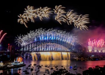 Yeni Zelanda ve Avustralya yeni yıla göz kamaştırıcı havai fişek gösterileri ile girdi.