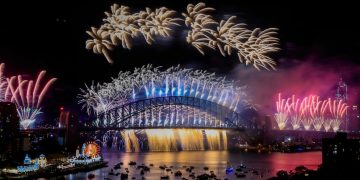 Yeni Zelanda ve Avustralya yeni yıla göz kamaştırıcı havai fişek gösterileri ile girdi.
