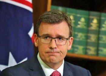 Eğitim bakanı, istismar iddiaları nedeniyle görevini bıraktı