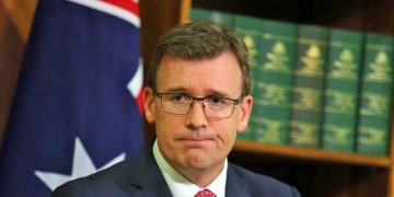 Eğitim bakanı, istismar iddiaları nedeniyle görevini bıraktı