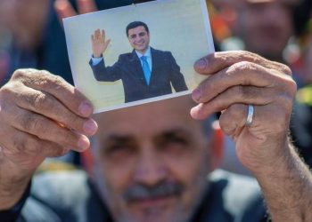 Demirtaş’tan Erdoğan’a ‘miting’ cevabı: İki saatliğine çıkayım, tek bir megafonla, bir kişi eksik toplayan siyaseti bıraksın