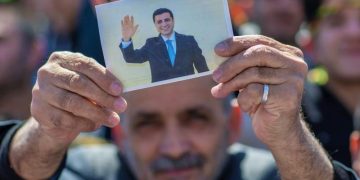 Demirtaş’tan Erdoğan’a ‘miting’ cevabı: İki saatliğine çıkayım, tek bir megafonla, bir kişi eksik toplayan siyaseti bıraksın