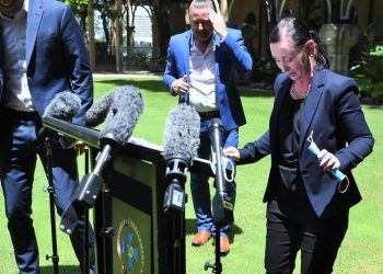 Canlı yayın sırasında ömürcek paniği: Eyalet Sağlık Bakanı Covid-19 açıklama yaparken olay yaşandı