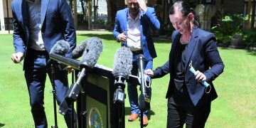 Canlı yayın sırasında ömürcek paniği: Eyalet Sağlık Bakanı Covid-19 açıklama yaparken olay yaşandı