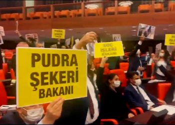 AKP’li Süleyman Soylu Meclis kürsüsüne çıktı: ‘Pudra şekeri’ pankartları açıldı