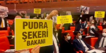 AKP’li Süleyman Soylu Meclis kürsüsüne çıktı: ‘Pudra şekeri’ pankartları açıldı