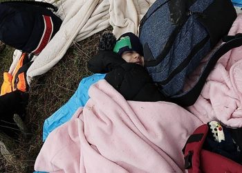 Meriç’i geçip mahsur kalan 17 kişi donmamak için dünyadan acil yardım istedi: Aralarında çocuklar ve bebekler var