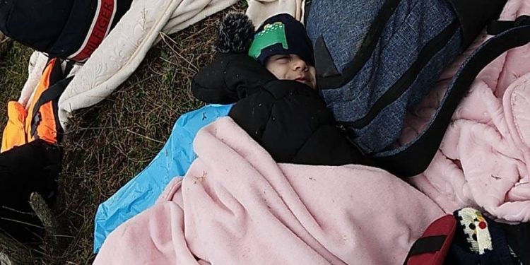 Meriç’i geçip mahsur kalan 17 kişi donmamak için dünyadan acil yardım istedi: Aralarında çocuklar ve bebekler var