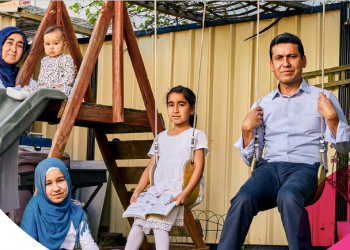 Kendine ev satın almak yerine hayırseverliği seçti: Hizmet Hareketi gönüllüsü Avustralya’da dergiye kapak oldu