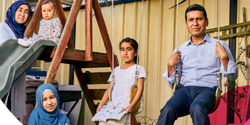 Kendine ev satın almak yerine hayırseverliği seçti: Hizmet Hareketi gönüllüsü Avustralya’da dergiye kapak oldu