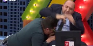 Azeriler, Muharrem Sarıkaya’nın gazeteciyi tokatlamasını skeç olarak canlandırıldı