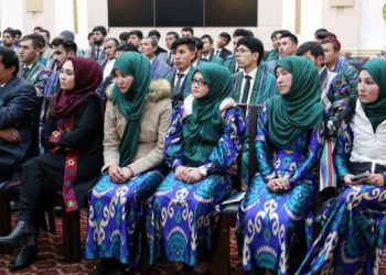 Başörtülü kızlar dersten çıkarıldı: Özbekistan tesettür kıyafetlerinin satışını ve giyilmesini yasaklandı