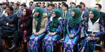 Başörtülü kızlar dersten çıkarıldı: Özbekistan tesettür kıyafetlerinin satışını ve giyilmesini yasaklandı