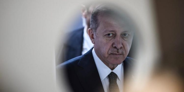 Kitlesel istifalar: Aydın’da aralarında Kadın Kolları Başkanı’ın da olduğu 827 kişi AKP’den  istifa etti