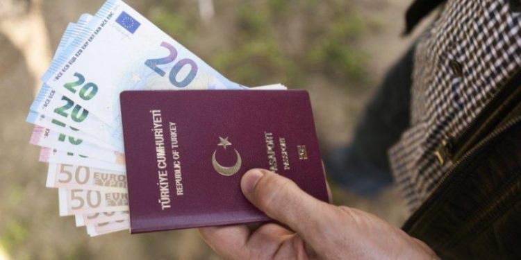 Dolar arayışlarını sürdüren Saray, dövizle Türkiye vatandaşlığında büyük indirime gitti