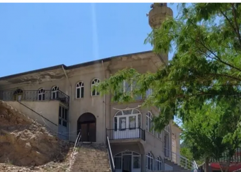 Yıllarca ‘camiler ahıra çevrildi’ diye CHP’ye yüklenen AKP’liler, lüks konut için cami yıkıyor