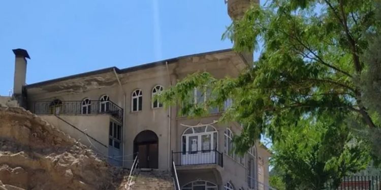 Yıllarca ‘camiler ahıra çevrildi’ diye CHP’ye yüklenen AKP’liler, lüks konut için cami yıkıyor