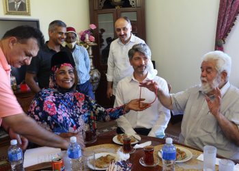 Nizamiye’ye Külliyesine hayran kalan boksör Muhammed Ali Clay’ın eşinden Hizmet gönüllülerine: Sizler benim yeni ailemsiniz