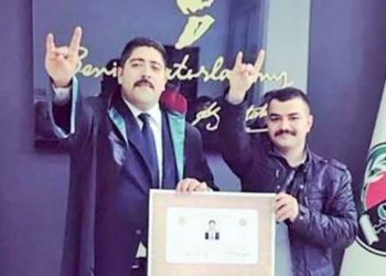 Gazeteci Sedef Kabaş’ı tutuklayan hâkimden ‘bozkurt’ işareti