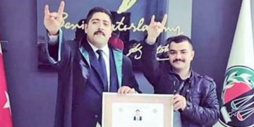 Gazeteci Sedef Kabaş’ı tutuklayan hâkimden ‘bozkurt’ işareti