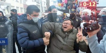 Polis, HDP binasına saldırıyı protesto eden partilileri darp etti: 10 gözaltı