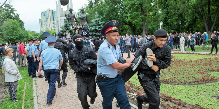 Kazakistan’da protesto düzenlenen bölgelerde OHAL ilan edildi