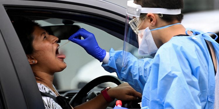 Uzmanlar, enfeksiyon artışı bekliyor: Avustralya’da ilk kez bir günde Kovid-19’dan 77 kişi öldü