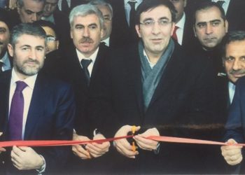 Nuran Arifoğlu, FEM’in açılışı fotoğrafını paylaştı: Ekonomi bakanına benzettim, gözlerine bakın o mu?