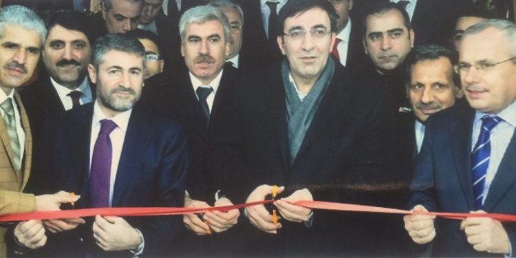 Nuran Arifoğlu, FEM’in açılışı fotoğrafını paylaştı: Ekonomi bakanına benzettim, gözlerine bakın o mu?