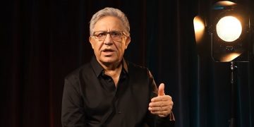 Zülfü Livaneli: Türkiye’de vatan hainliği hiç bitmez