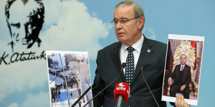 Öztrak’tan Erdoğan’a: Altın varaklı tahtta oturan kaçak sarayın kibirlisi