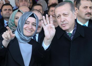 Hırsızlık ve yolsuzlukları bir bir çıkıyor: AKP’li F.Betül Sayan üniversiteden kabul aldı, İBB’ye girdi, burs çıktı