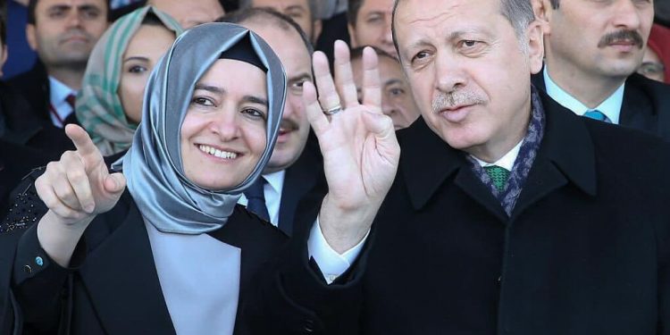 Hırsızlık ve yolsuzlukları bir bir çıkıyor: AKP’li F.Betül Sayan üniversiteden kabul aldı, İBB’ye girdi, burs çıktı