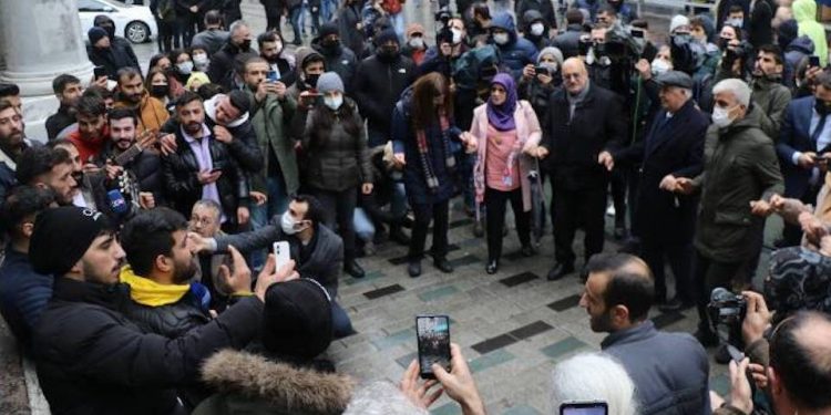 Yasak böyle protesto edildi: Her yerde her zaman Kürtçe müzik yapılacak…