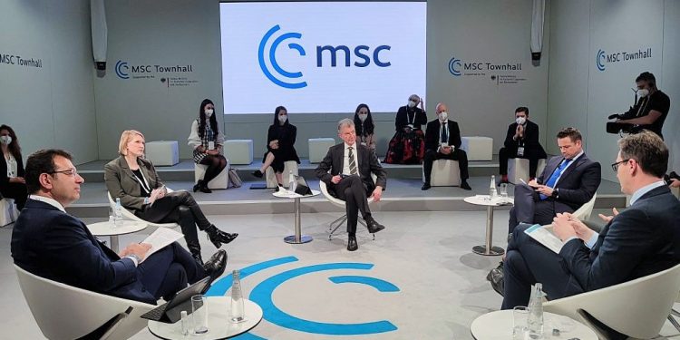 Ekrem İmamoğlu Münih Güvenlik Konferası’nda: Türkiye’de demokrasi sakat görülebilir; ancak ölmemiştir