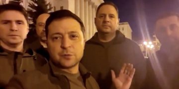 Ukrayna Devlet Başkanı Zelenskiy: Kiev’deyiz, ülkemizi savunuyoruz