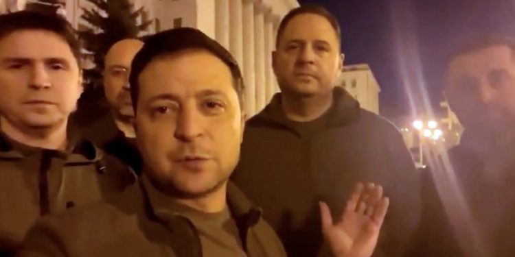 Ukrayna Devlet Başkanı Zelenskiy: Kiev’deyiz, ülkemizi savunuyoruz