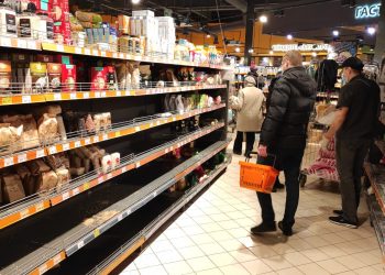 Ukrayna’da, halk marketlere ve ATM’lere akın ediyor