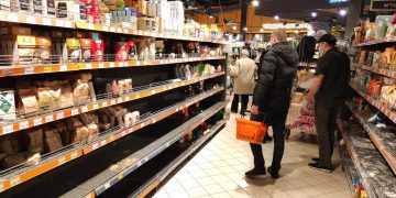 Ukrayna’da, halk marketlere ve ATM’lere akın ediyor