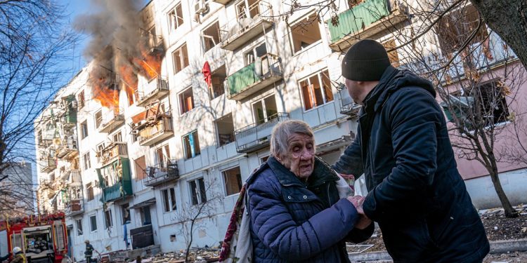 Rus işgalinin 2. gününde, yürek yakan görüntüler: Ukrayna direniyor, çocuklar ve yaşlılar sığınakta